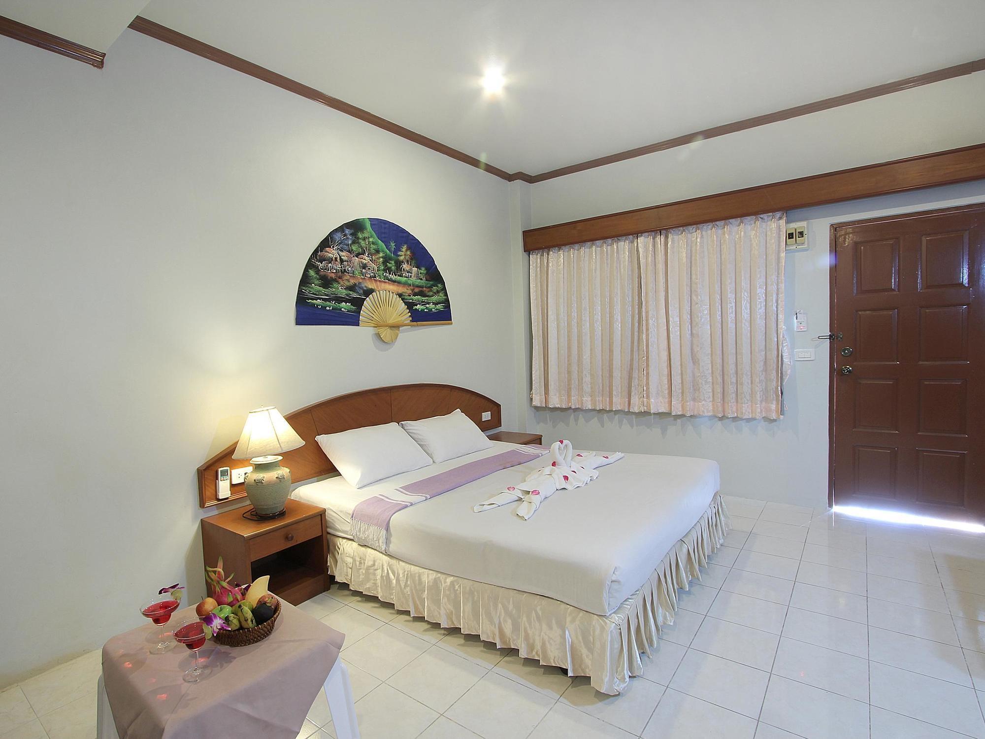 Choophorn House Sha Hotel Pantai Kata Bagian luar foto