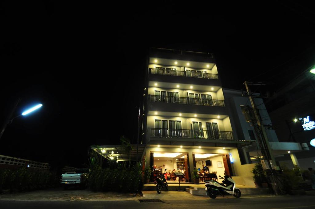 Choophorn House Sha Hotel Pantai Kata Bagian luar foto