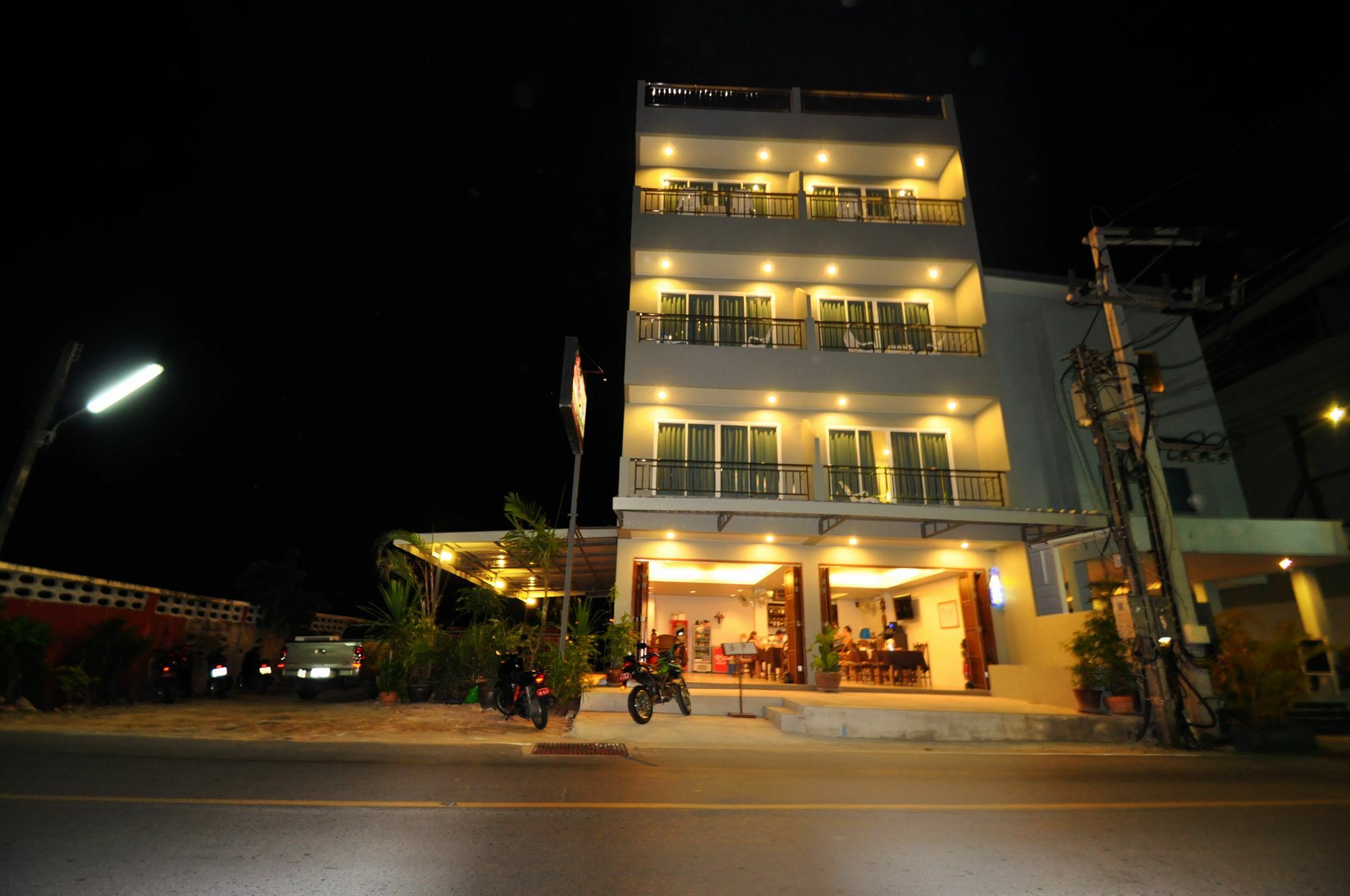Choophorn House Sha Hotel Pantai Kata Bagian luar foto